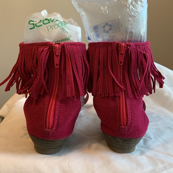Magenta faux suede leather fringe sandals - Picture 2 of 5